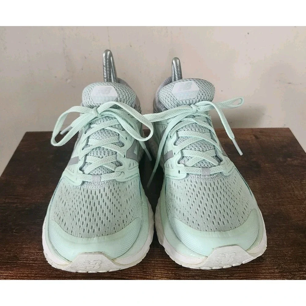 New Balance Womens Size 7.5 B Fresh Foam W1080SW8 Mint Green Running Sneakers